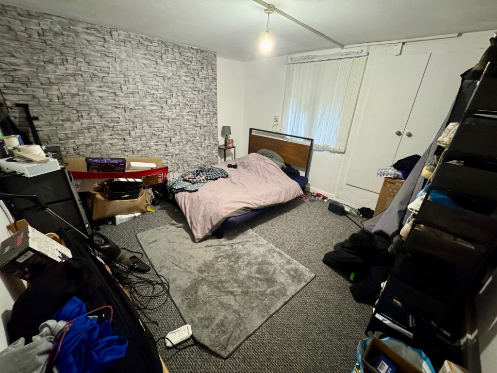 Lot: 169 - TOWN CENTRE FREEHOLD BLOCK OF FOUR FLATS - Basement flat - bed sitting room